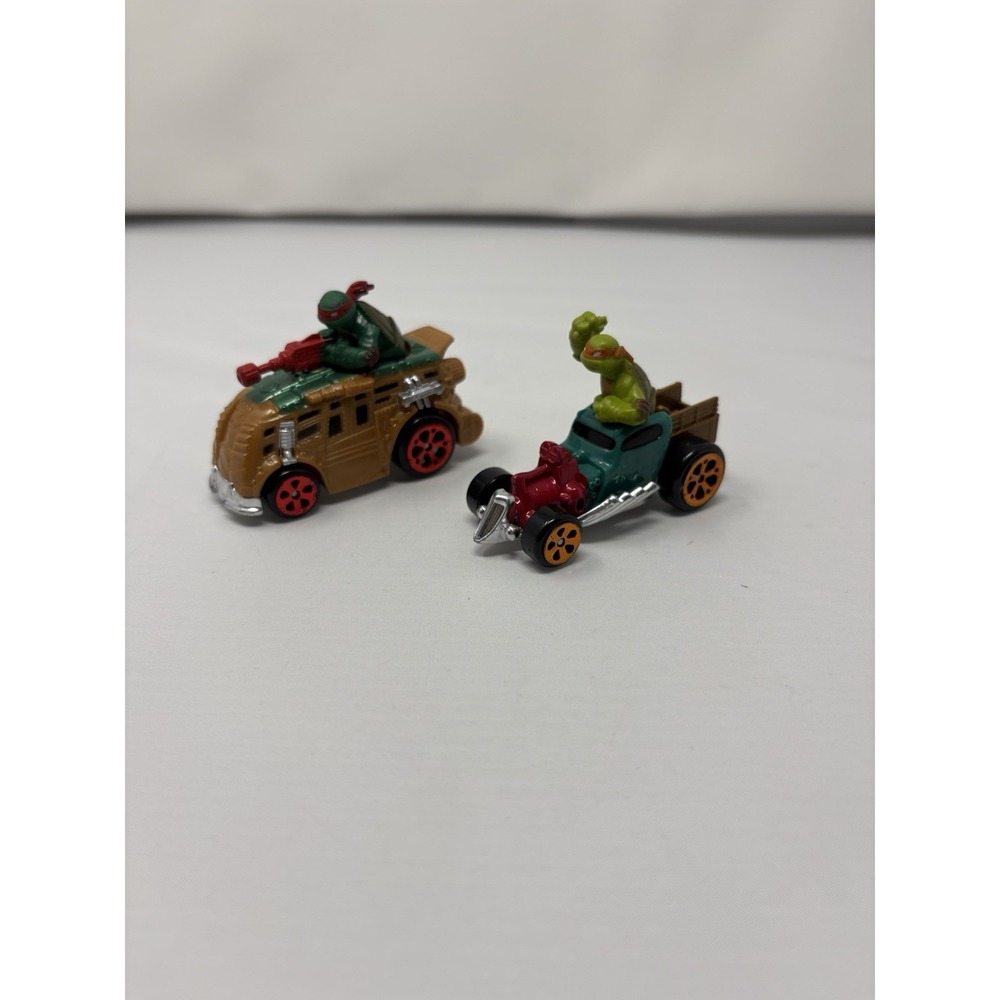 Teenage Mutant Ninja Turtles Lot of 2 Cars Diecast 1:64 Viacom Playmates 2014